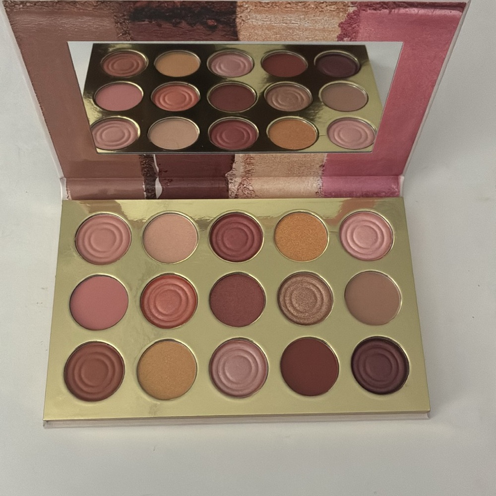 🌿✨Golden Nudes Eyeshadow Palette – 15 Blendable Shades for Effortless Glam
